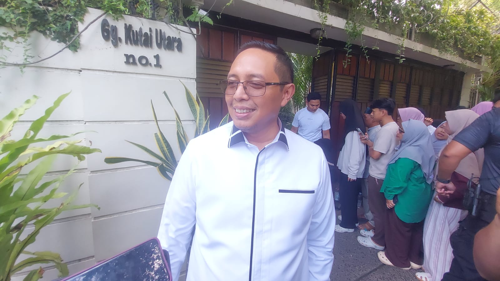 Komisaris PT Pertamina, Hasan Nasbi usai bertemu Presiden Joko Widodo di Sumber (8/1/2026).