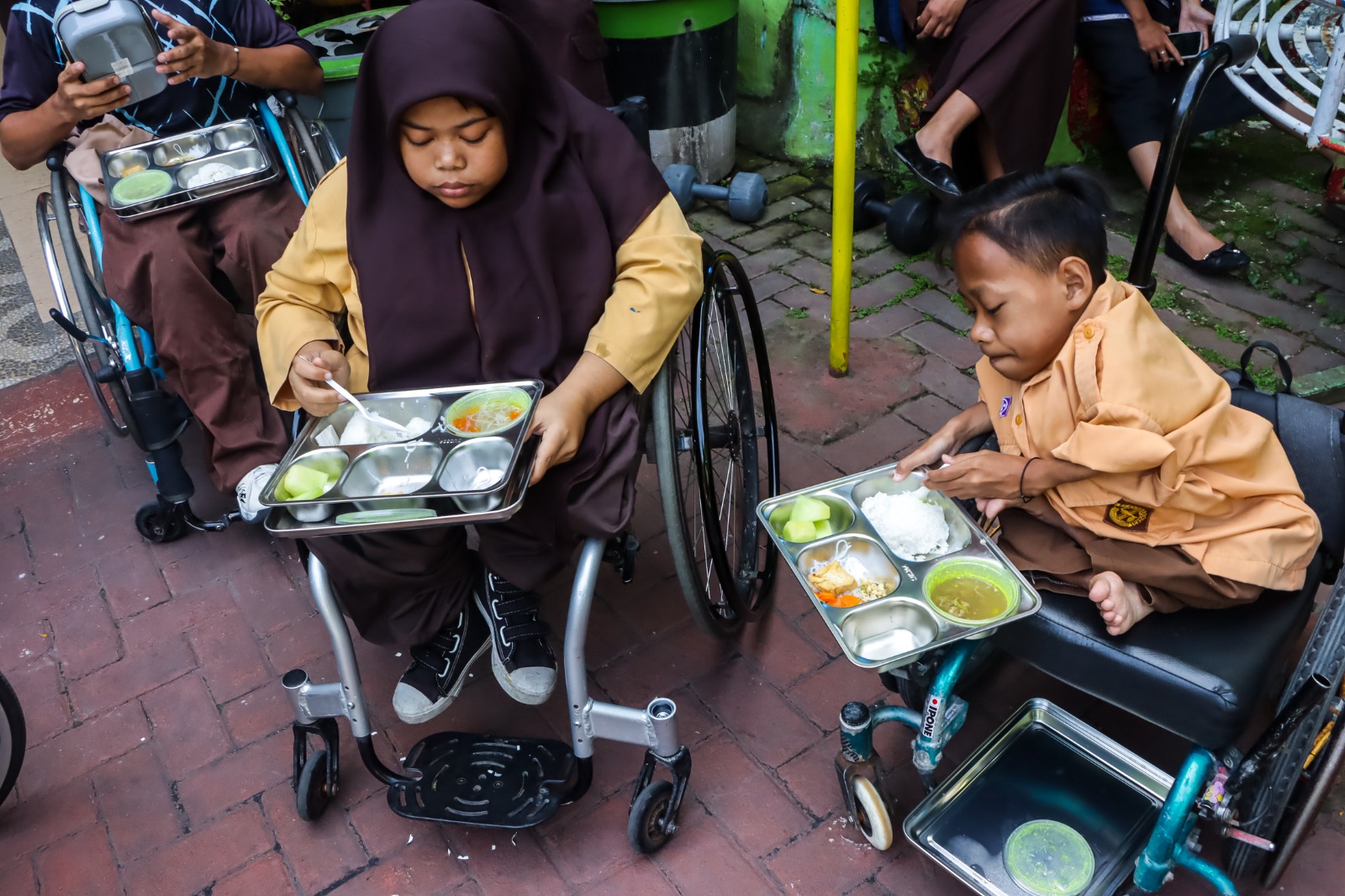PERTAMA KALI: Siswa ABK DI SLB YPAC Solo menyantap menu MBG yang dipasok dari SPPG Bumi, Laweyan, Kamis (8/1).