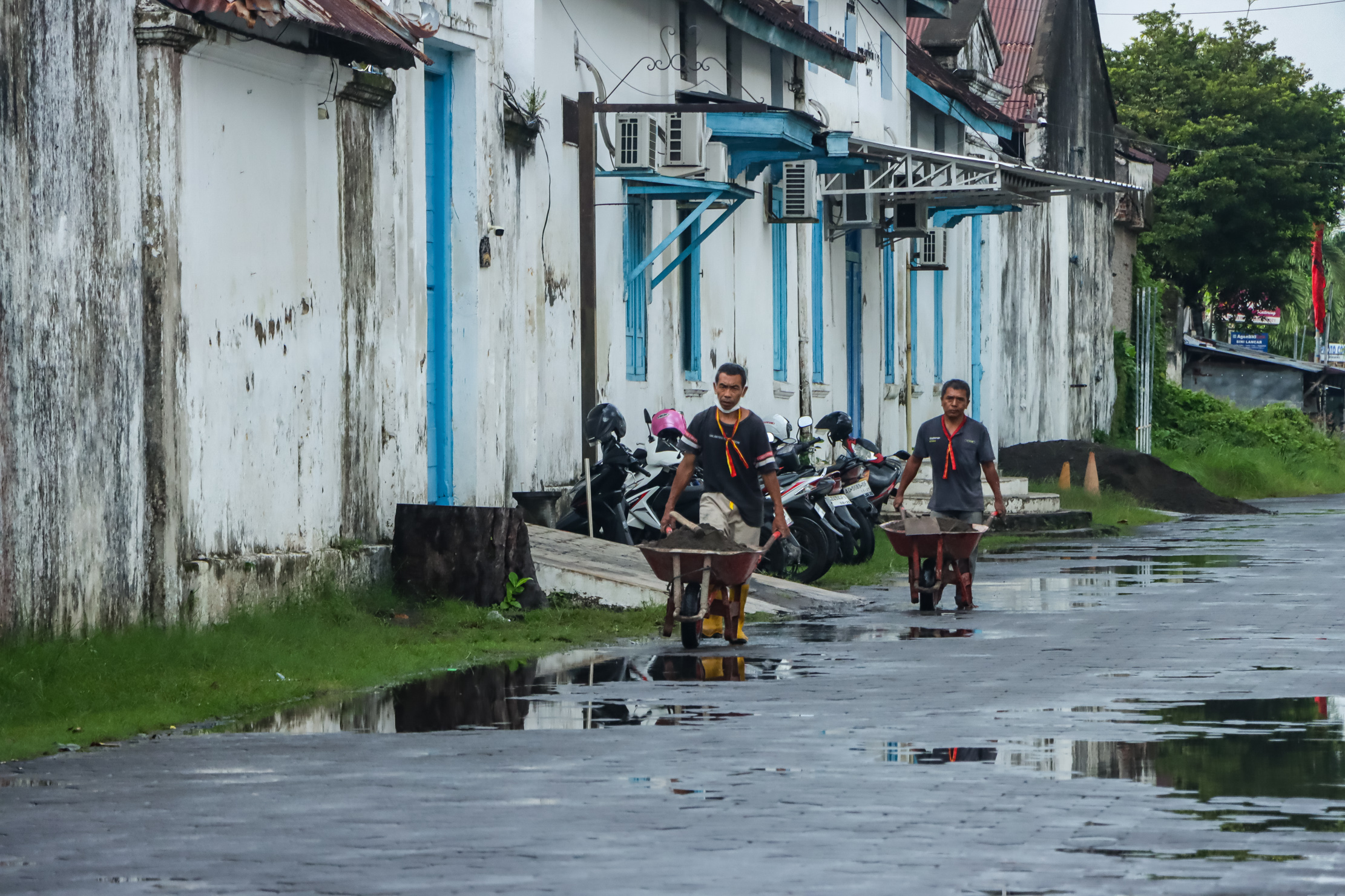 BERLANJUT: Pekerja memindahkan pasir dalam proses revitalisasi di kompleks Keraton Kasunanan, belum lama ini.