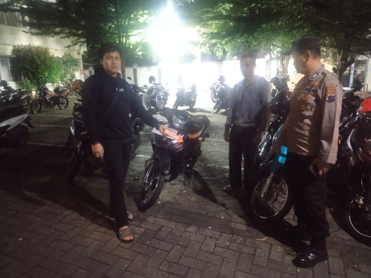 Polisi  olah TKP menindaklanjuti laporan kehilangan motor di tempat parkir RSUD Wonogiri, Rabu (7/1/2026) malam.