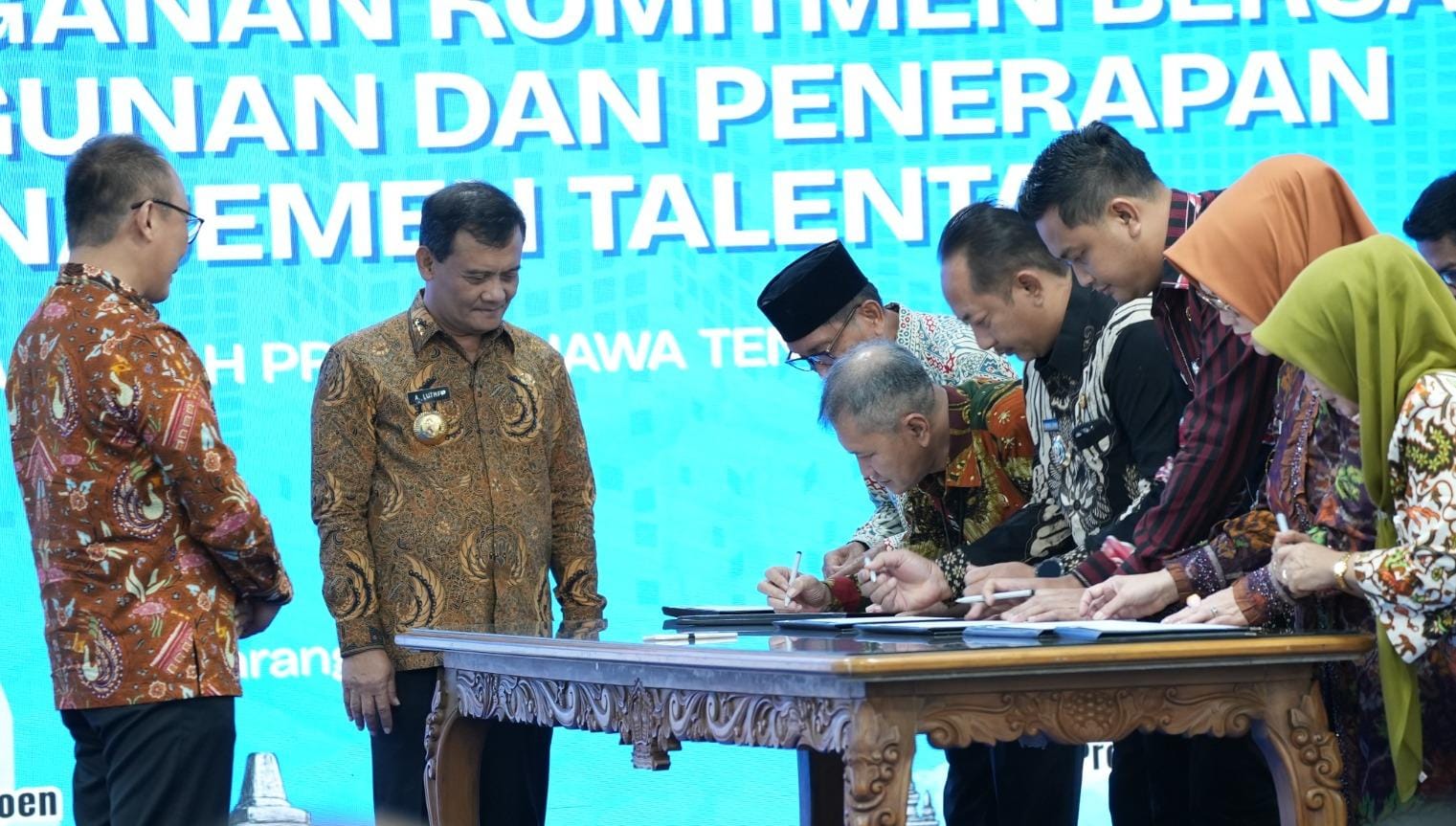 Bupati Wonogiri Setyo Sukarno menandatangani komitmen bersama Pembangunan dan Penerapan Manajemen Talenta ASN yang diselenggarakan oleh Badan Kepegawaian Negara (BKN) Kamis (8/1/2026).