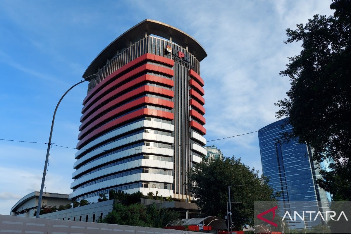 KPK melakukan OTT pertama 2026 di kantor pajak Jakarta Utara. Delapan orang diamankan beserta uang tunai.