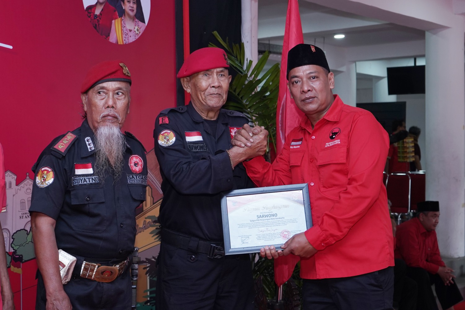DPC PDIP Solo rayakan HUT ke-53 dengan  memberikan apresiasi kepada Satgas.
