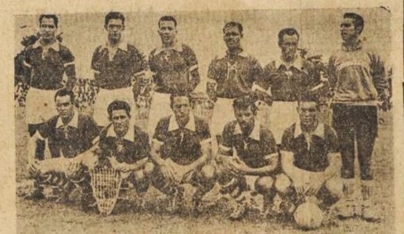 CARI PENGALAMAN: Skuad Ferroviario dari Mozambik saat jalani tur ke Indonesia pada 1955-1956.
