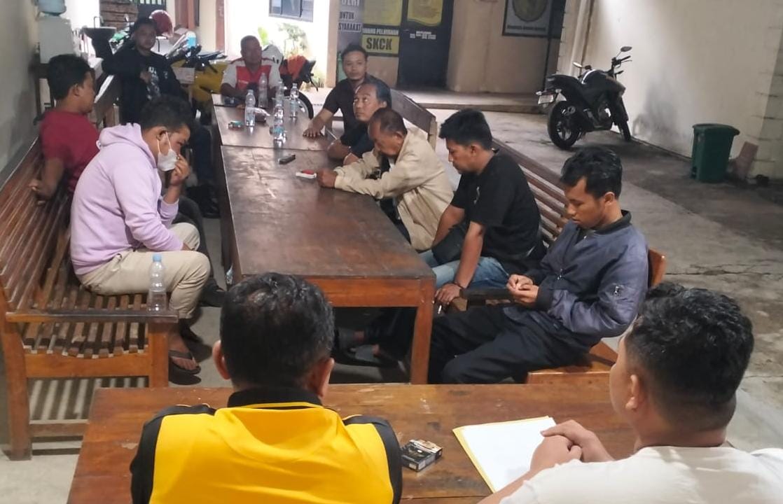 KESEPAKATAN: Aparat Polsek Jumantono saat melakukan proses restorative justice pada kasus pencurian singkong.