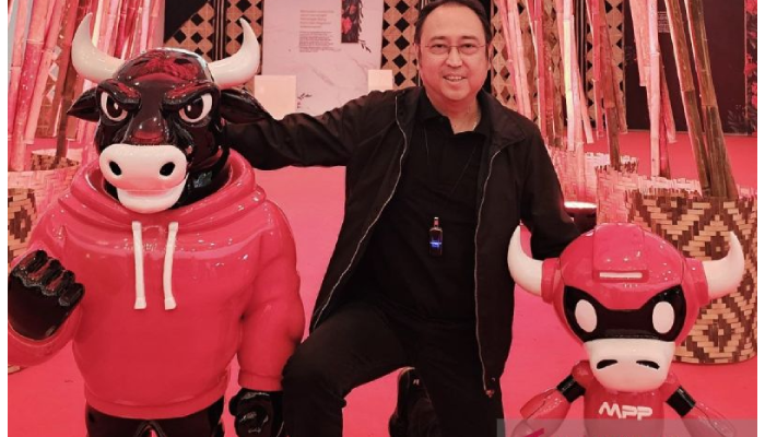 Ketua DPP PDI Perjuangan Bidang Ekonomi Kreatif dan Ekonomi Digital M Prananda Prabowo berpose di depan maskot baru PDIP.