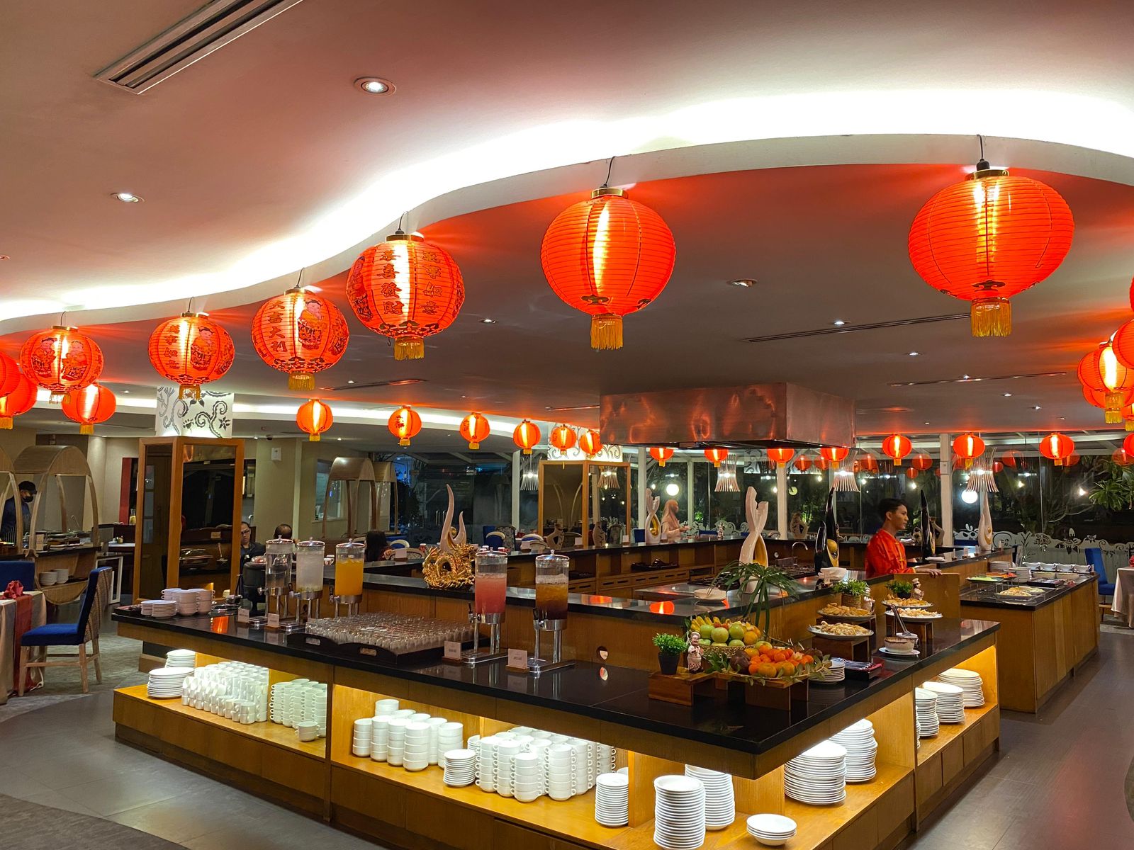 Red Lantern Buffet di The Sunan Hotel Solo hadir setiap Sabtu malam, sajikan kuliner oriental all you can eat bernuansa elegan.