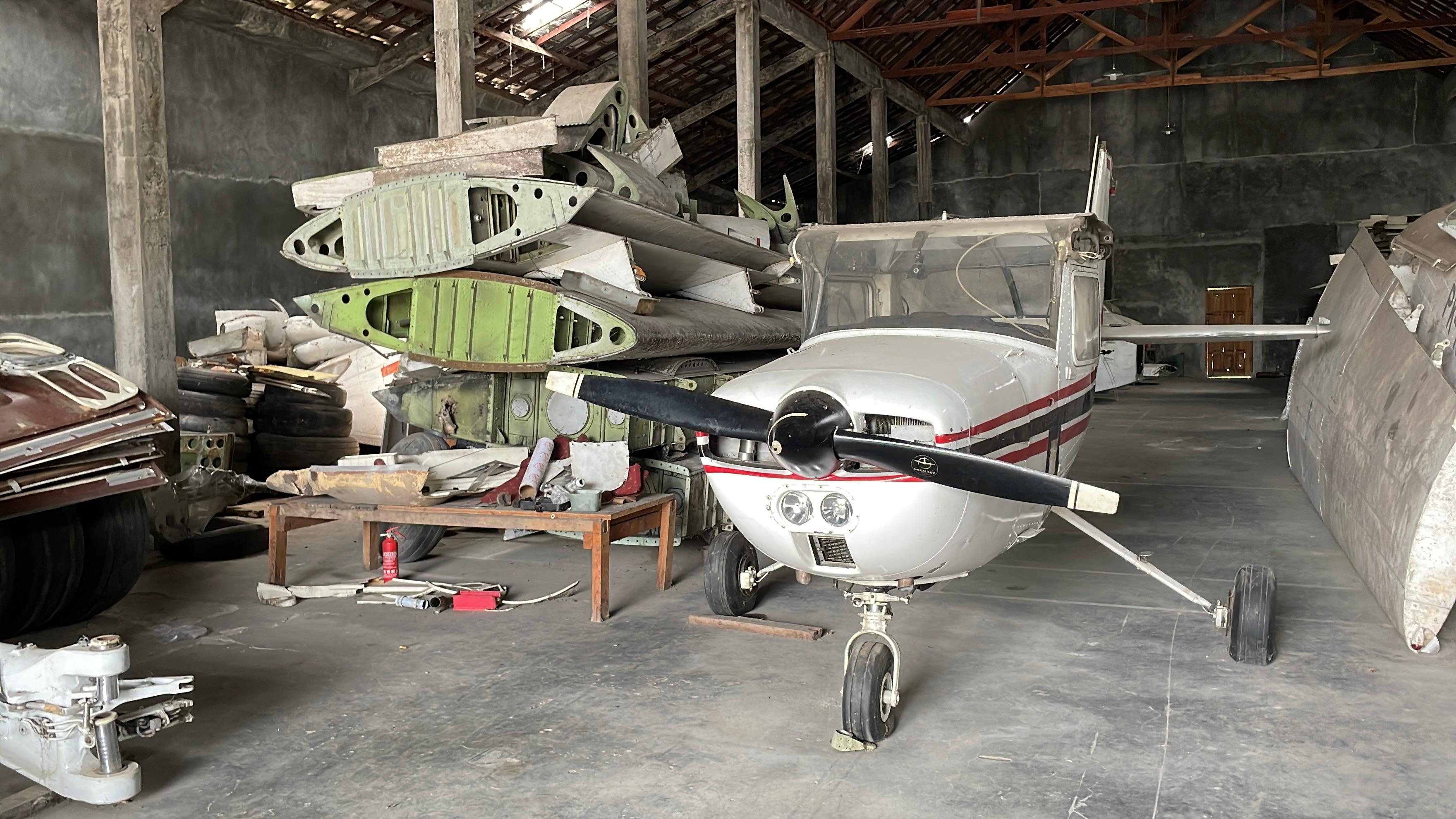 Bangkai pesawat jenis CASA 212-200 eks Merpati Nusantara Airlines tersimpan di Dusun Dukuh RT 01 RW 05, Desa Gupit, Kecamatan Nguter, Sukoharjo, Minggu (11/1).