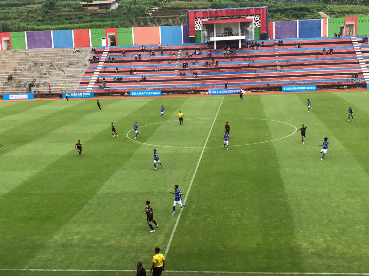 PESTA GOL: Pertandingan Persebi Boyolali saat melawan Mahesa Jenar di Stadion Kebogiro, Minggu (11/1).  &nbsp;