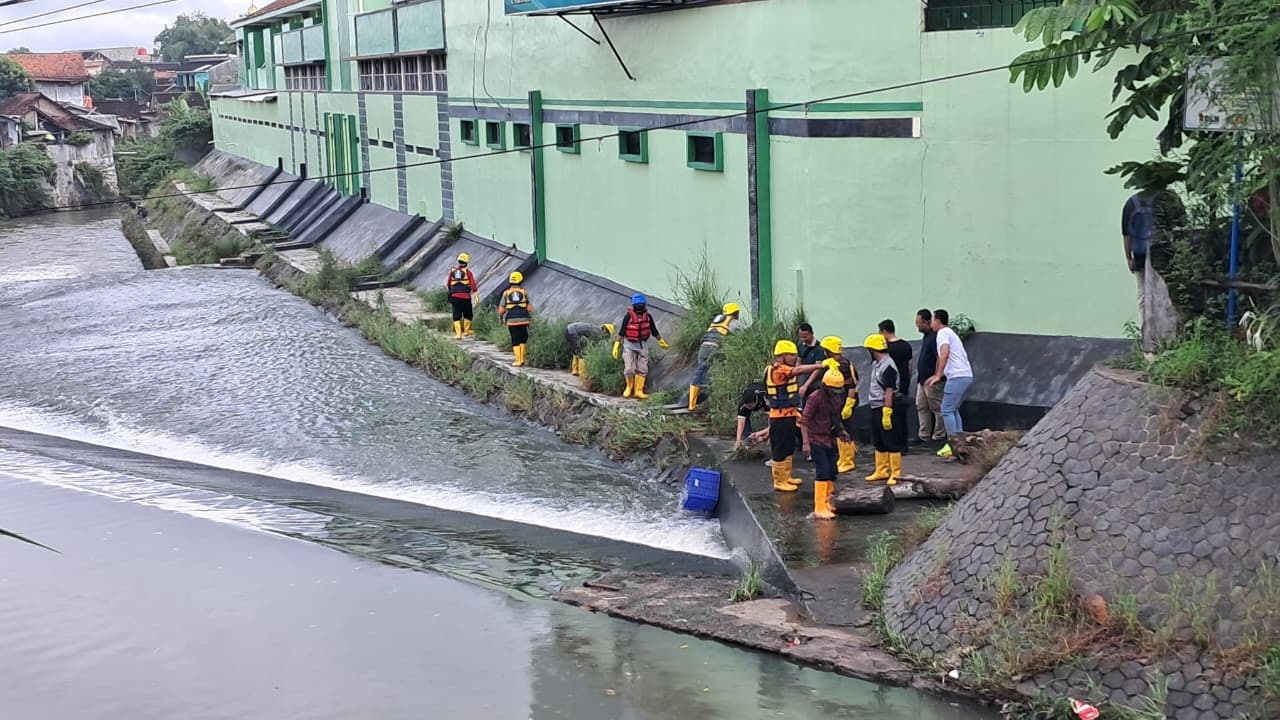 KOMPAK: HIPMI Solo dan relawan melakukan aksi resik-resik di Sungai Kleco,&nbsp;Minggu (11/1).  &lrm;