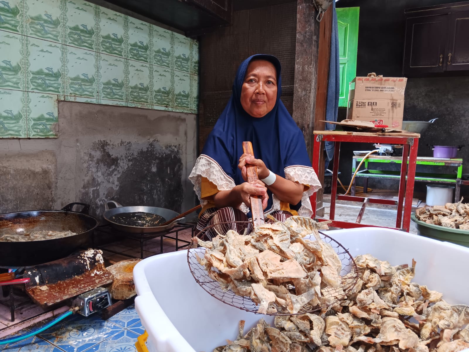 Proses penggorengan ikan nila krispi khas Rowo Jombor di Desa Krakitan, Kecamatan Bayat, Klaten. (Angga Purenda/Radar Solo)