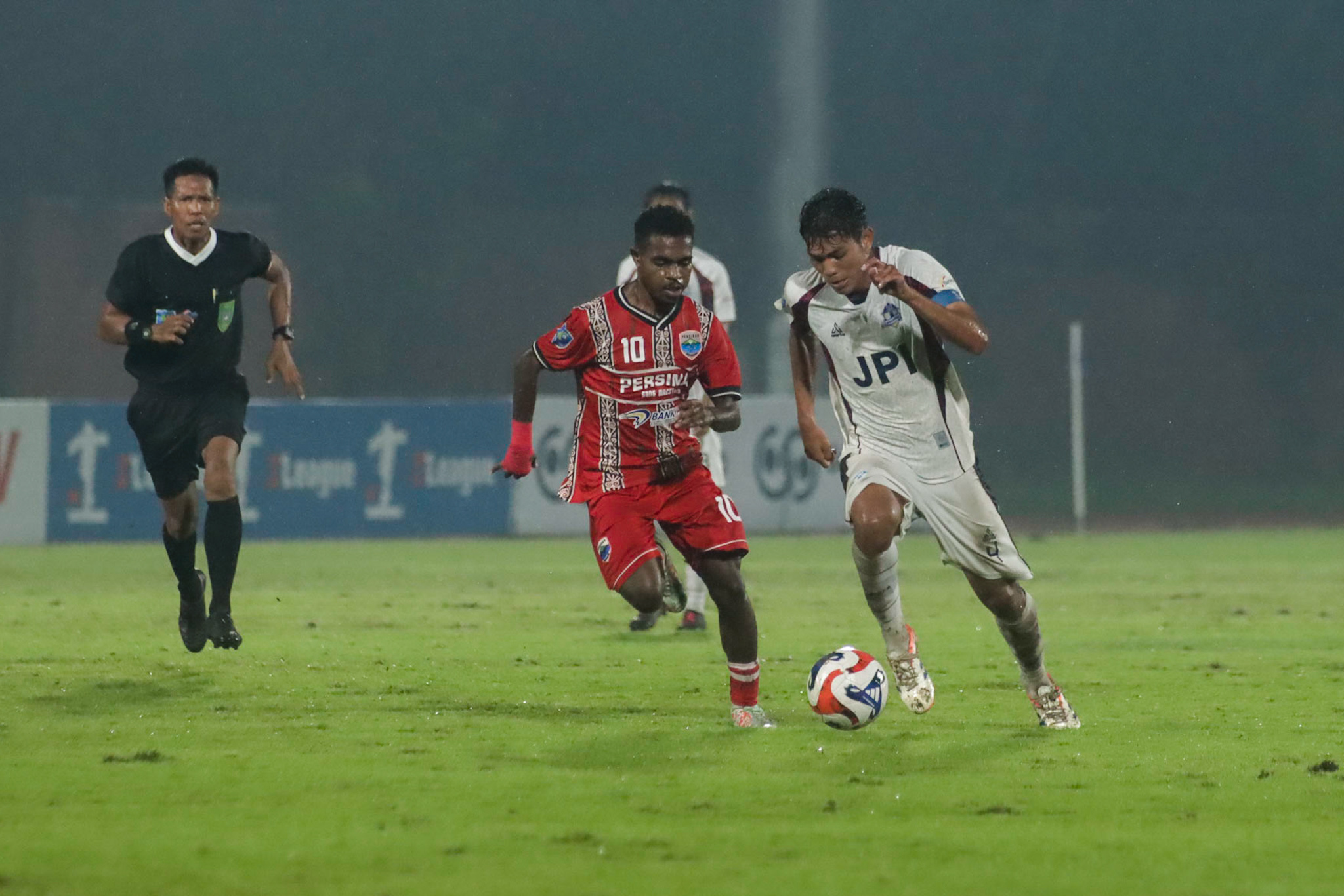 SARAT GENGSI: Laga Persika Karanganyar melawan Sang Maestro di Stadion UNS, Minggu malam (11/1/2026)