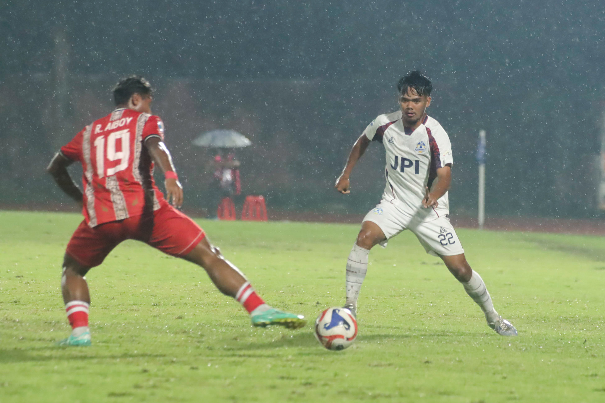 SARAT GENGSI: Laga Persika Karanganyar melawan Sang Maestro di Stadion UNS, Minggu malam (11/1/2026).
