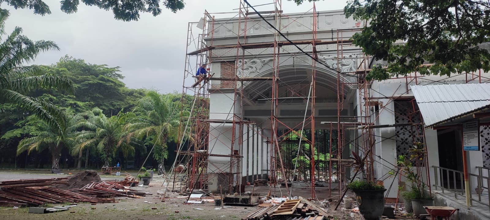 Gedung Sasana Manggala Sukowati (SMS) Sragen masih dalam tahap revitalisasi, Minggu (11/1/2026). (Ahmad Khairudin/Radar Solo)