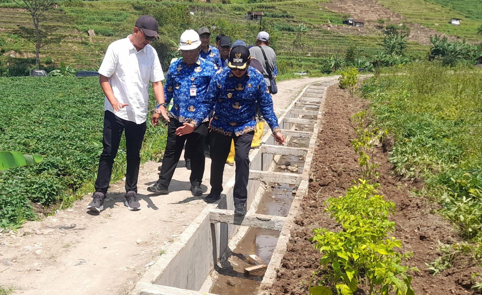 Wakil Bupati Karanganyar Adhe Eliana saat sidak proyek irigasi DI Sikuwung di Matesih. (Rudi Hartono/Radar Solo)