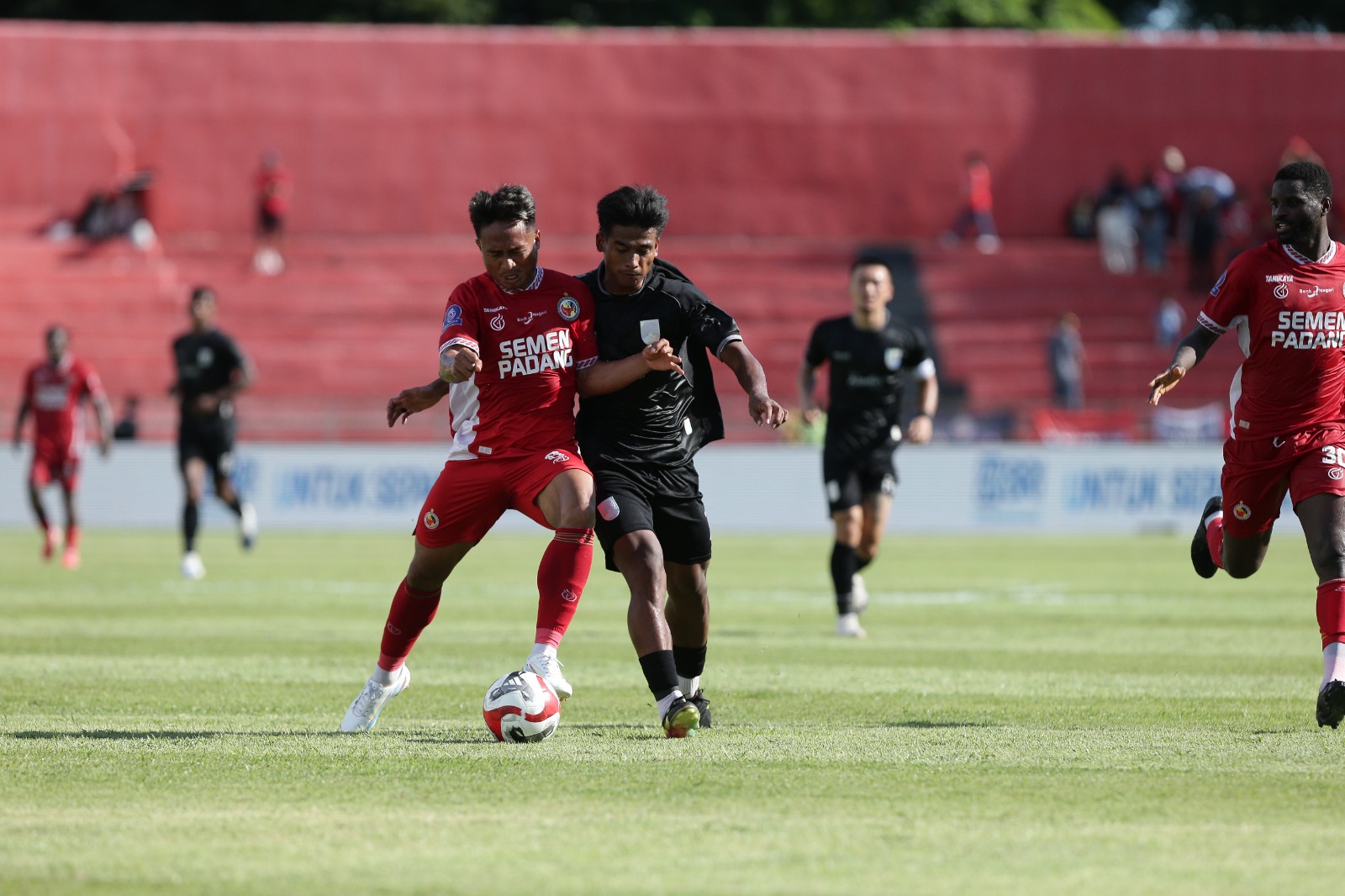 CETAK GOL: Winger Persis Solo Irfan Jauhari (kanan) saat melawan Semen Padang di Stadion H. Agus Salim, Minggu sore (11/1).