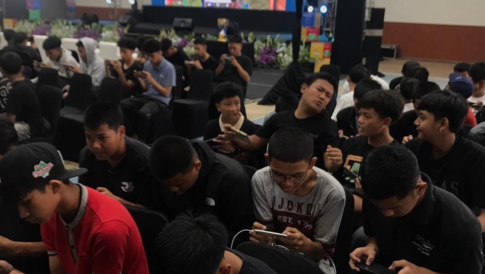 Pro player dan pecinta game online dari berbagai penjuru tanah air memperebutkan trofi bergengsi dalam ajang E-sport Hari Desa Nasional 2026 di Balai Sidang Mahesa Boyolali, Minggu (11/1/2026).