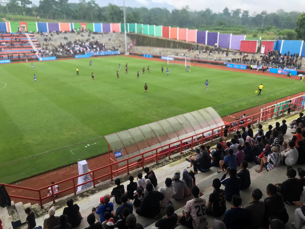 Suporter setia Persebi Boyolali mengawal langsung laga tim kebanggaan meraka di Stadion Kebogiro, Cepogo, Minggu (11/1/2026).