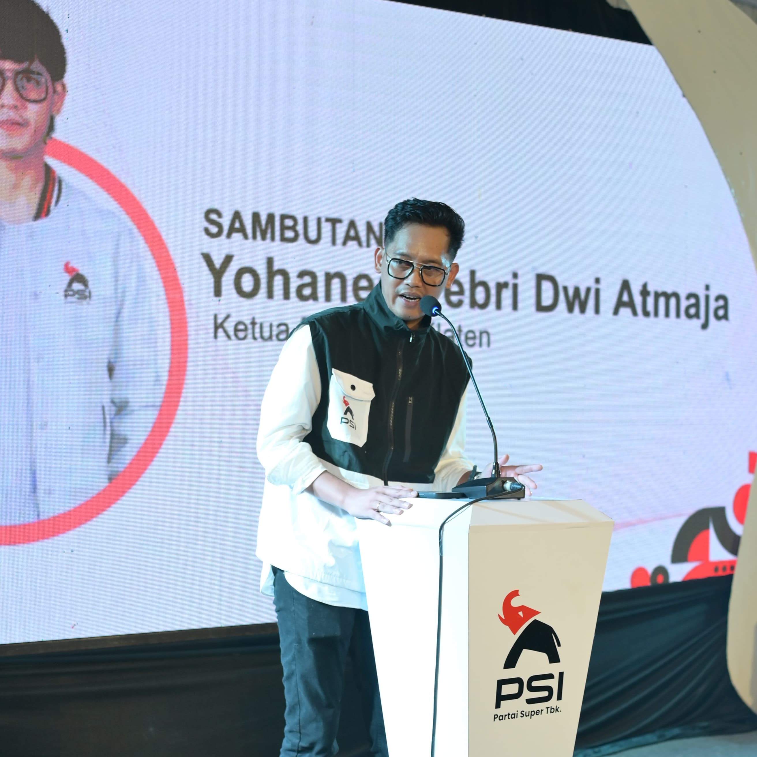 Ketua DPD PSI Klaten Yohanes Febri Dwi Atmaja beri paparan.