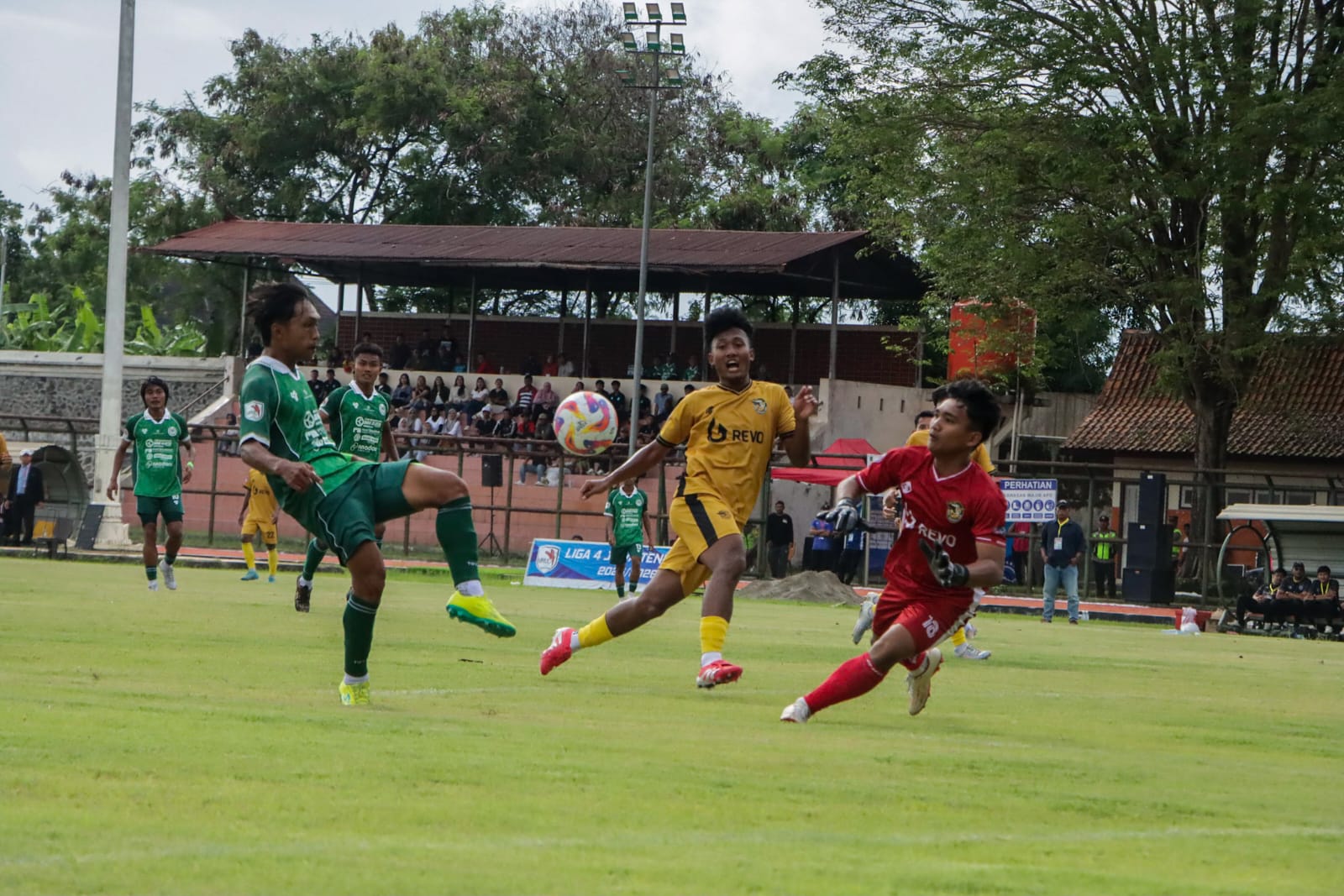 Laga ketiga Liga 4 Jawa Tengah 2025/2026 antara PSIK Klaten vs Revo FC Semarang di Stadion Trikoyo Klaten.
