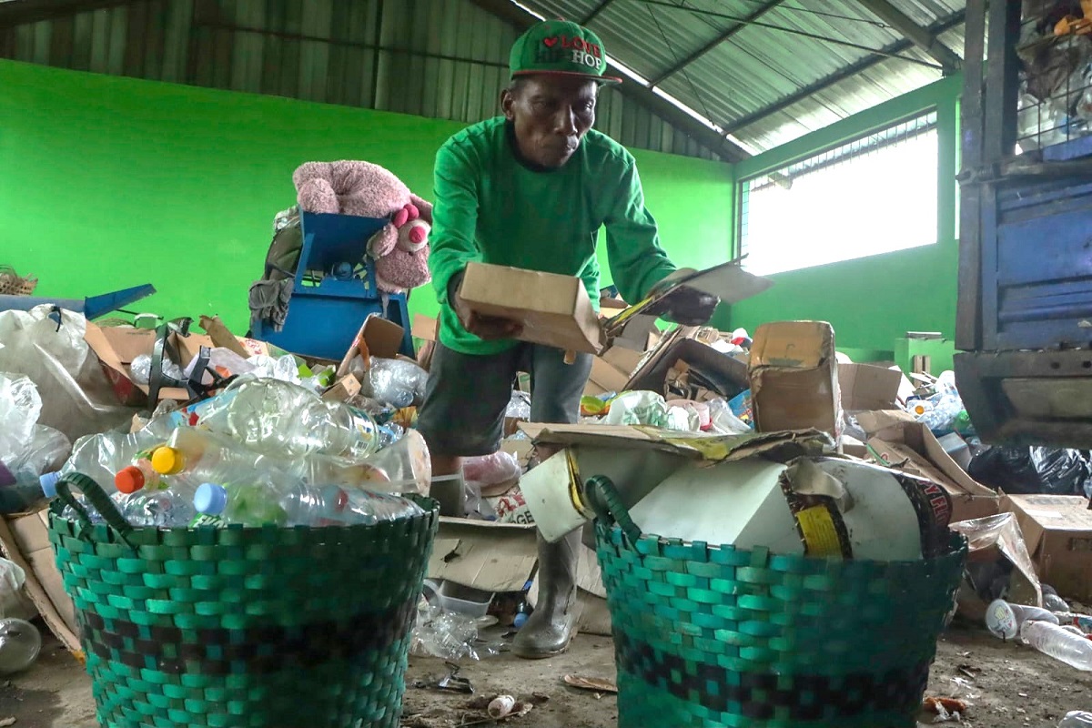 Aktivitas pengelolaan sampah TPS 3R Ngudi Endah, Desa Bendo, Kecamatan Pedan, Klaten.