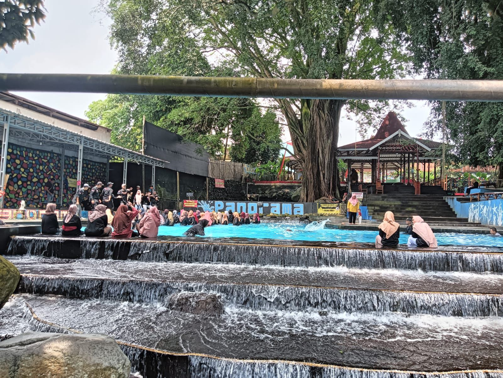Wisatawan menikmati suasana di salah satu objek wisata di Boyolali.