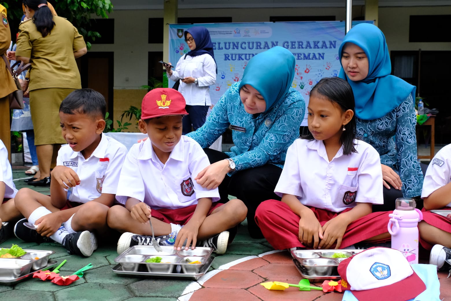 Ketua Tim Penggerak PKK Kota Solo Vanessa Ardi bercengkrama dengan siswa SDN Kemasan 1, Senin (12/1).