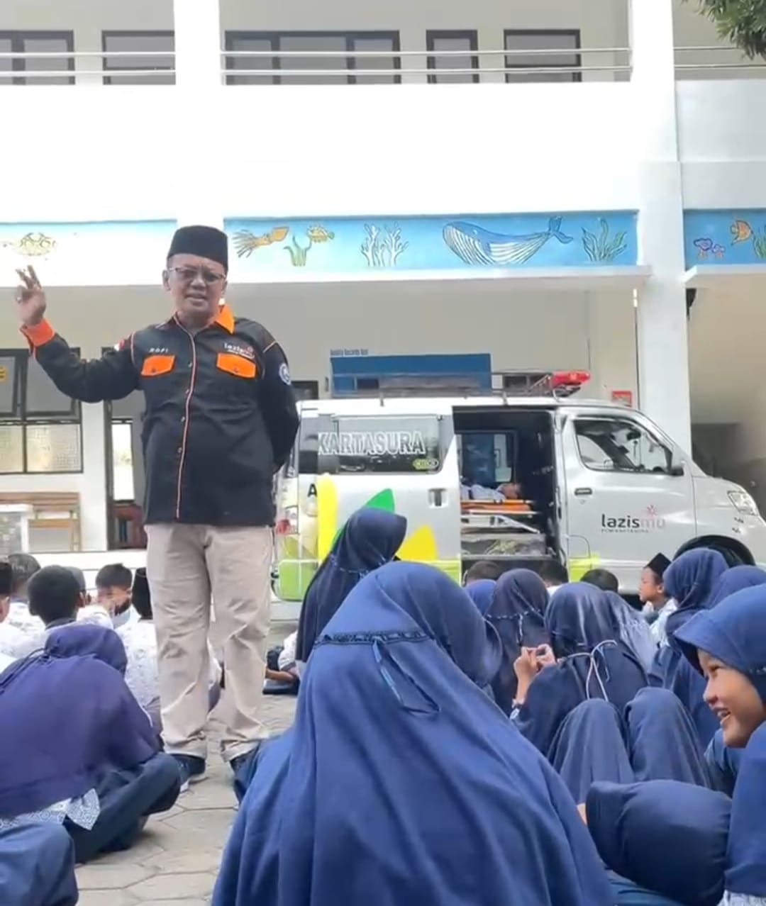 Kepala MI Muhammadiyah Kertonatan M. Rofi Imtihan edukasi siswanya terkait ambulans.