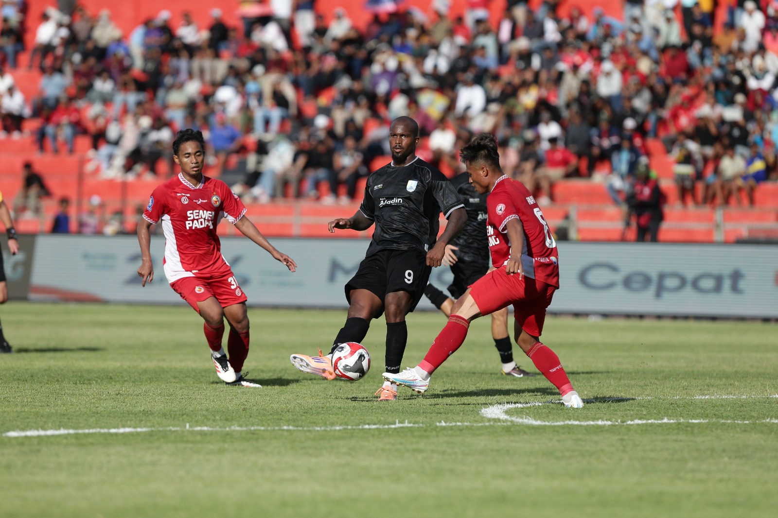 SARAT GENGSI: Pertandingan Persis Solo melawan Semen Padang di Stadion Haji Agus Salim, Minggu (11/1).