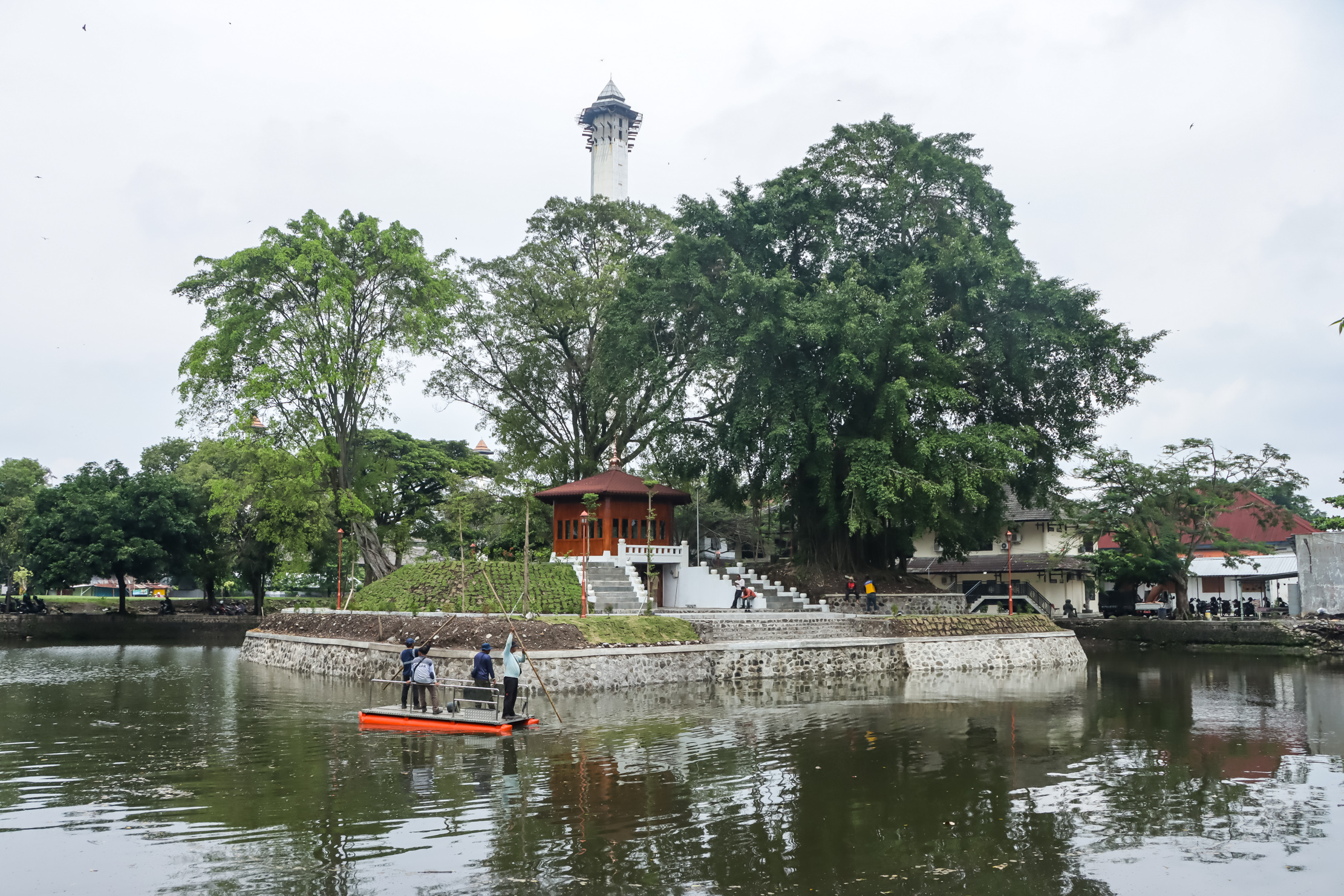 BERSOLEK: Pekerja membersihkan sampah dan daun di kolam Segaran Sriwedari, kemarin (12/1). Foto bawah, penampakan Panti Pangeksi dan Gua Swara.