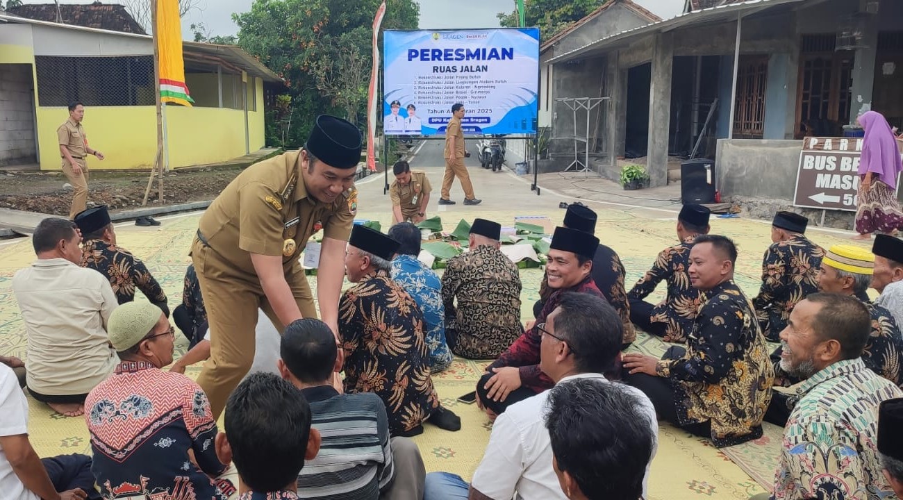 Bupati Sragen Sigit Pamungkas menyapa masyarakat sasat peresmian jalan di Kawasan Makam Butuh, Kecamatan Plupuh, Senin (12/1/2026). (Ahmad Khairudin/Radar Solo)