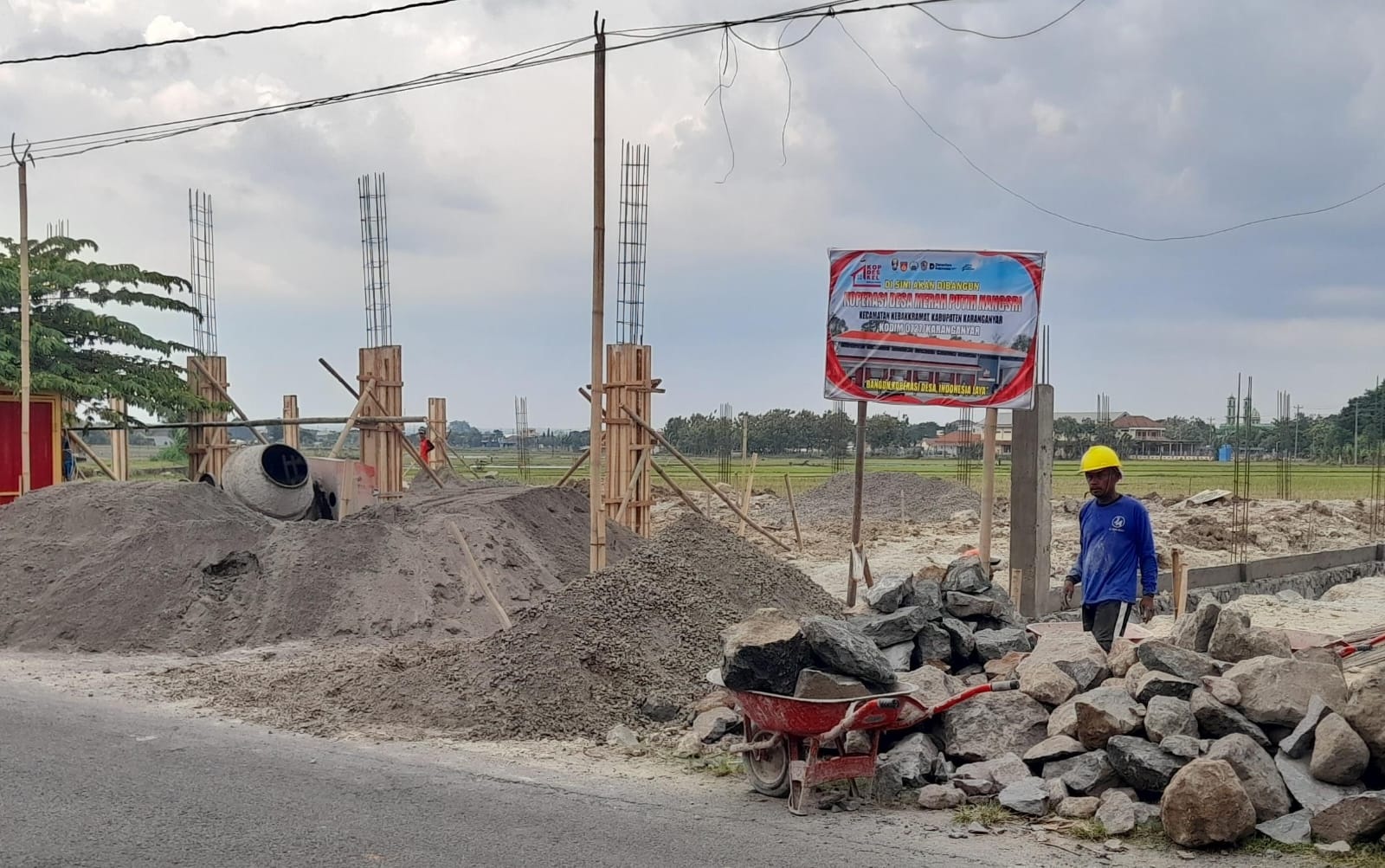 Sejumlah pekerja melakukan pengerjaan fisik gedung KDMP di wilayah Kabupaten Karanganyar. (Rudi Hartono/Radar Solo)