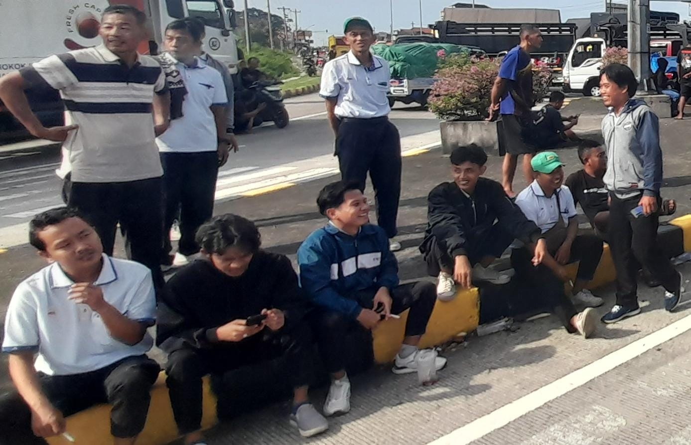 Sejumlah pekerja pabrik di Karanganyar saat menghabiskan waktu istirahat. (Rudi Hartono/Radar Solo)