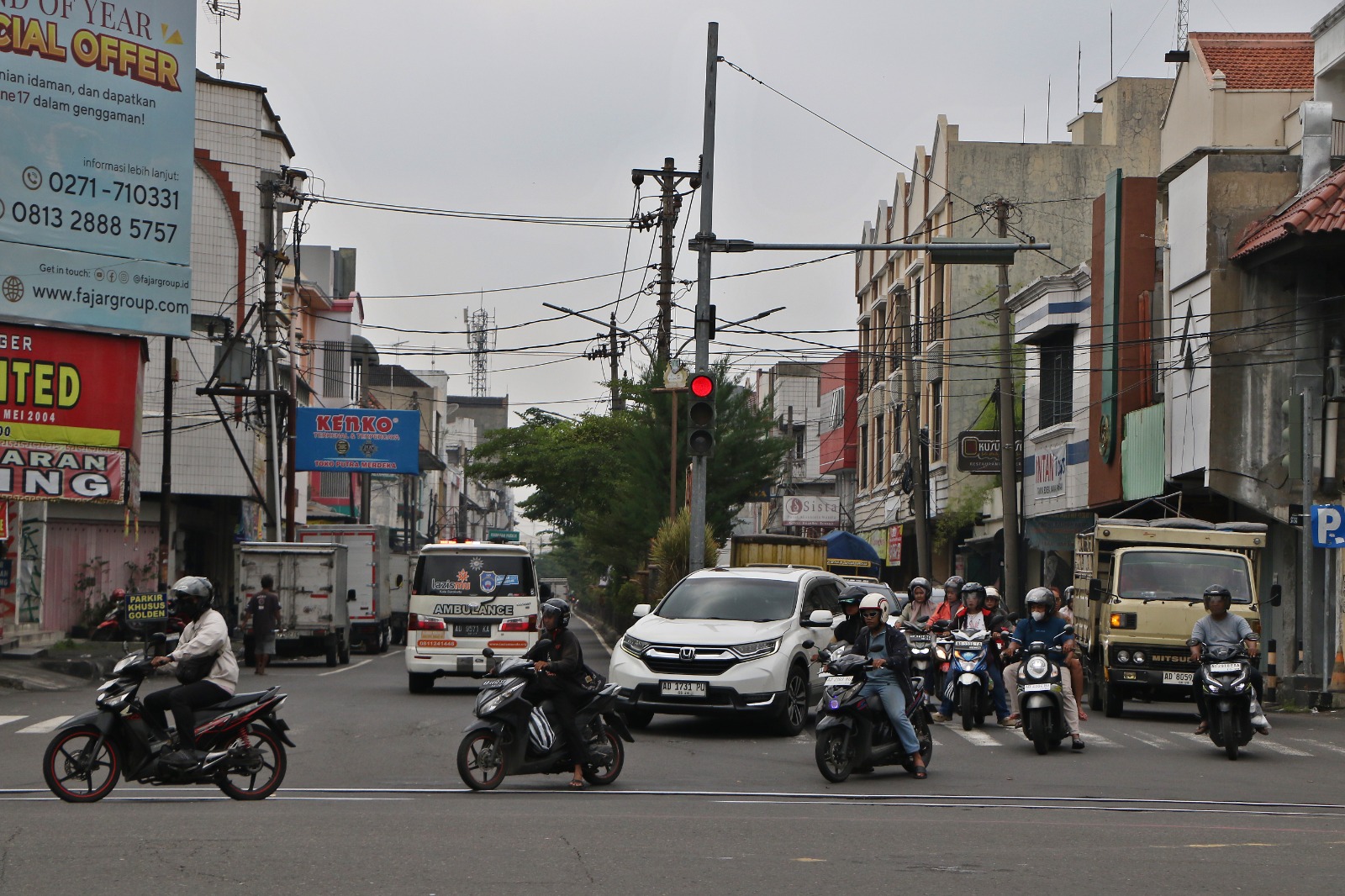 PADAT: Kedaraan melintasi Jalan Yos Sudarso, tepatnya di simpang empat Nonongan, Solo,&nbsp;Senin (12/1).