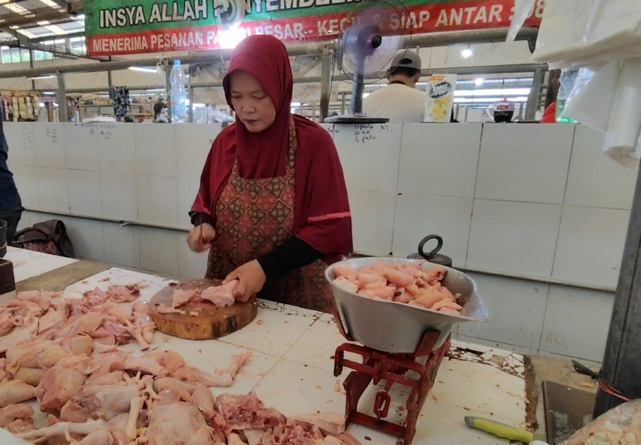 Pedagang ayam potong di pasar tradisional Boyolali layani pembeli, Senin (12/1/2025).