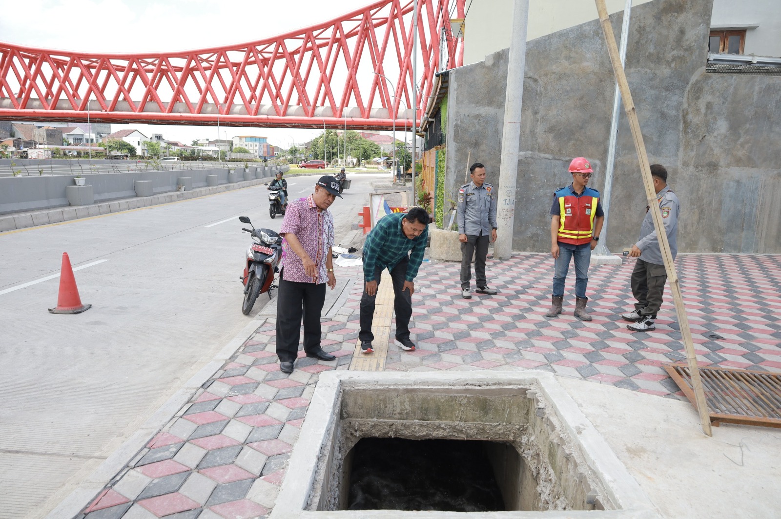 Anggota Komisi III DPRD Kota Solo menemukan sejumlah catatan teknis dalam peninjauan kolam retensi Underpass Joglo, Senin (12/1/2026).