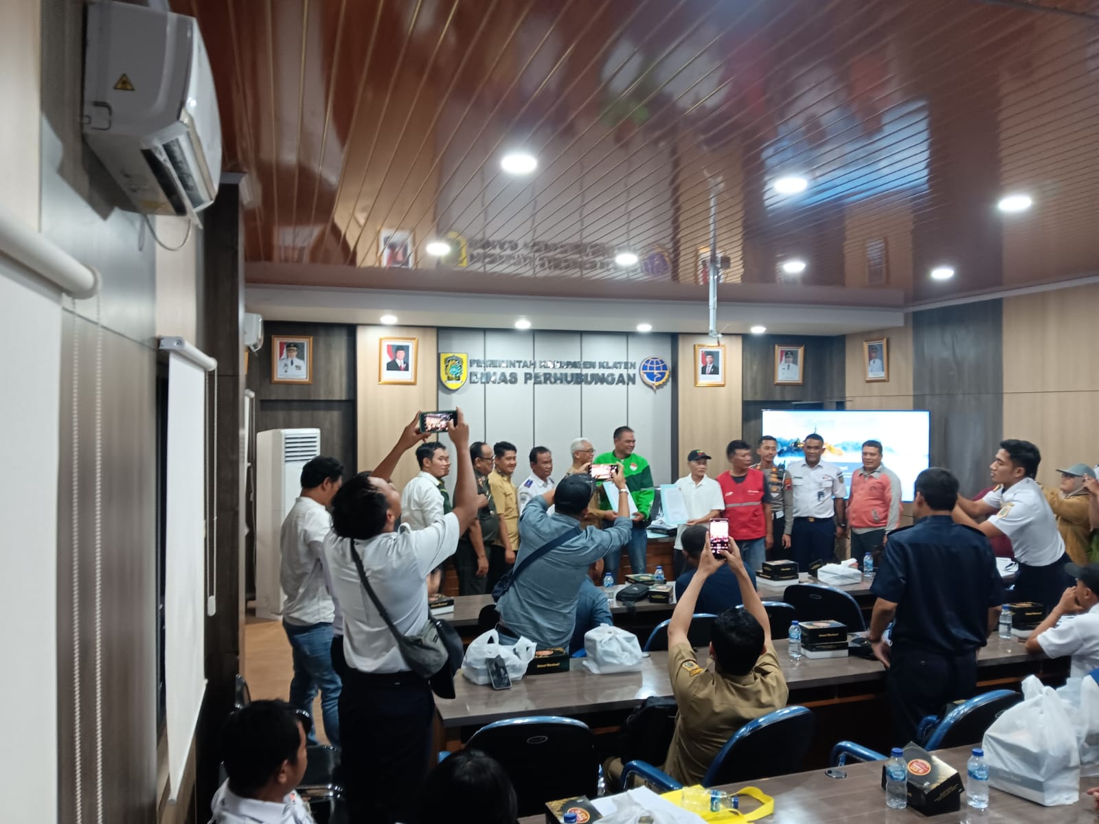 Mediasi antara opang dan ojol yang berlangsung di Kantor Dishub Klaten, Senin (12/1/2025).