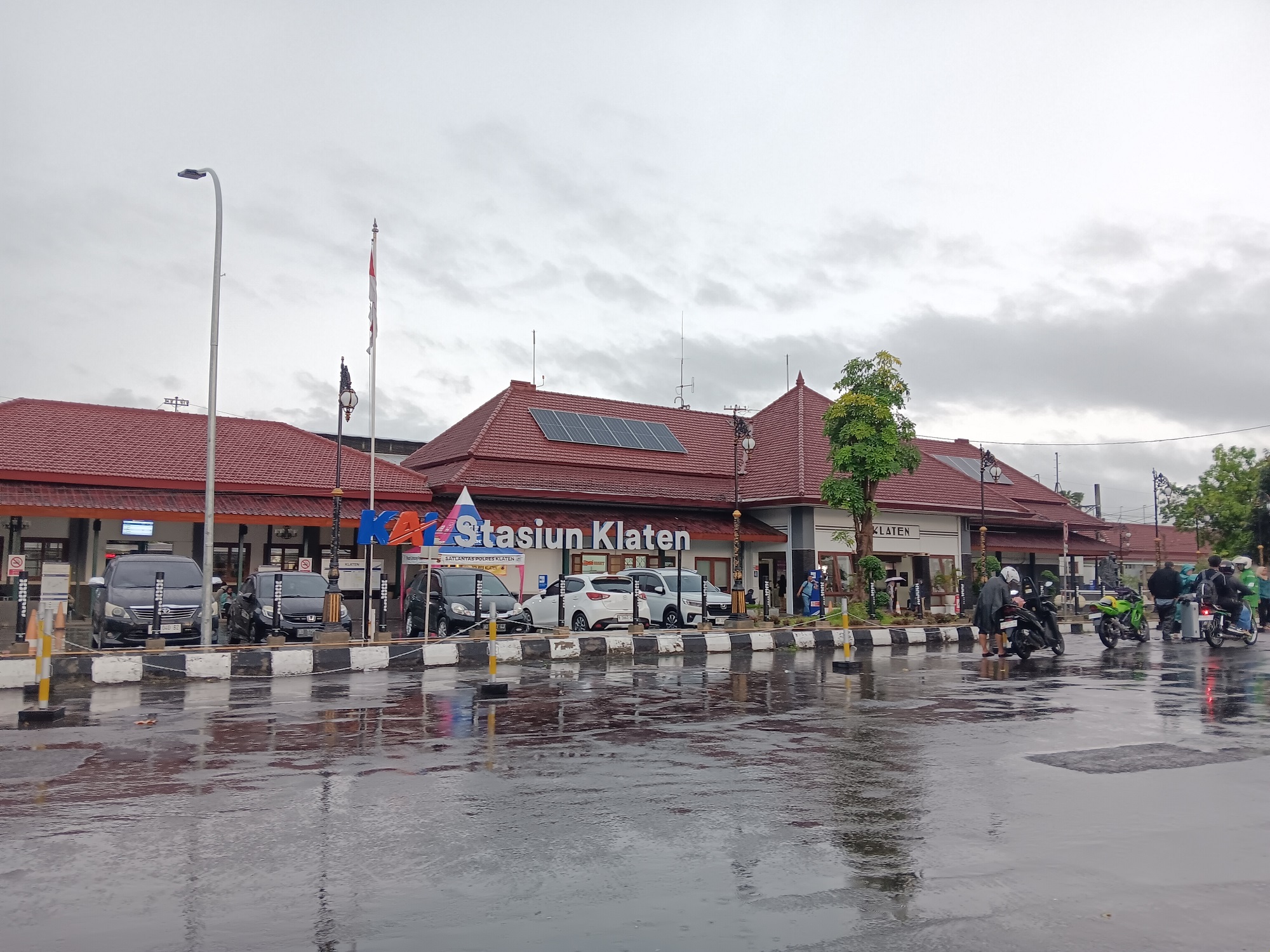 Titik lokasi penjemputan di Jalan Dewi Sartika sekitar pintu keluar parkiran motor Stasiun Klaten. (Angga Purenda/Radar Solo)