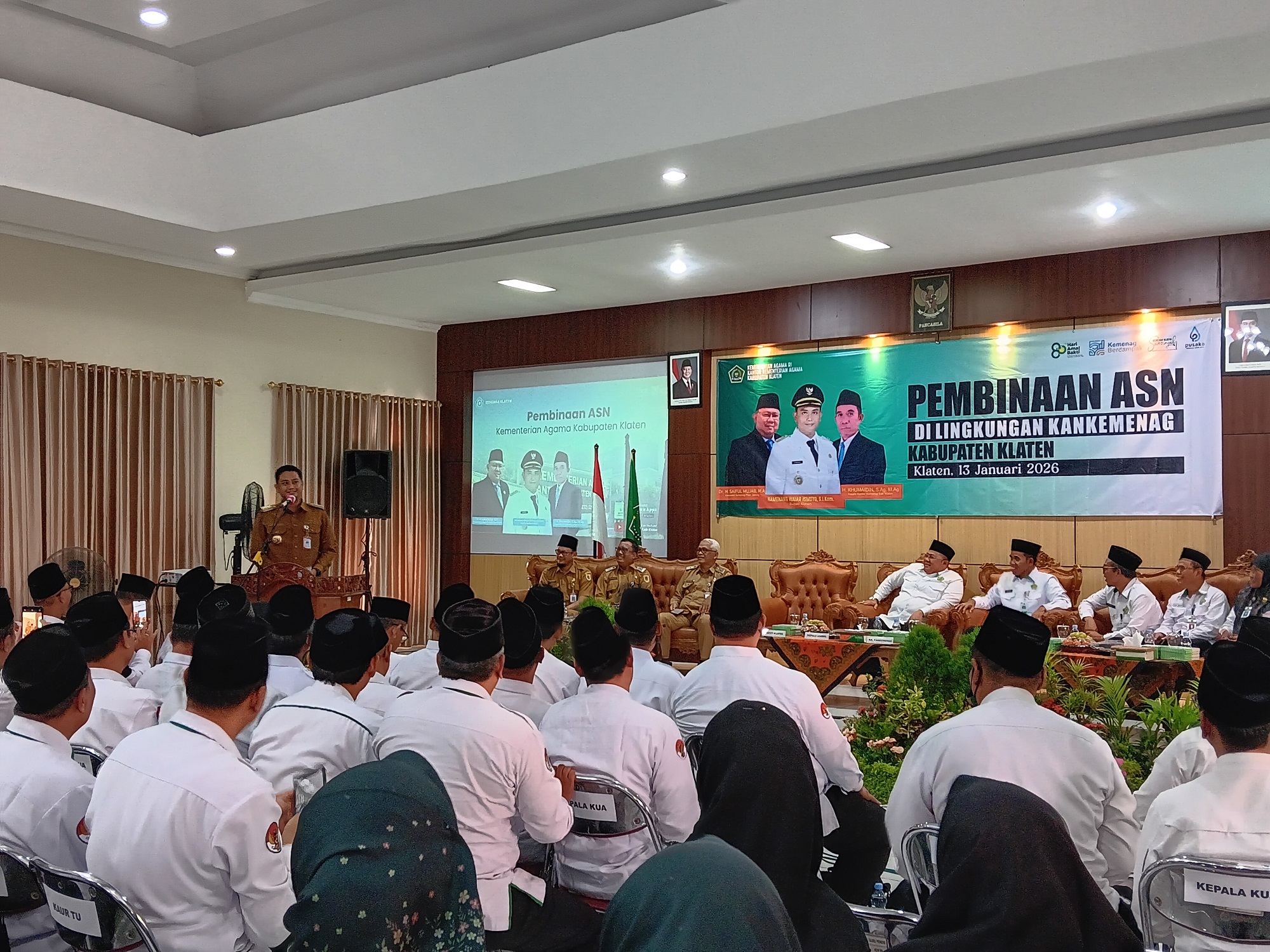 Bupati Klaten Hamenang Wajar Ismoyo saat memberikan sambutan dalam pembinaan ASN Kemenag Klaten, Selasa (13/1/2026). (Angga Purenda/Radar Solo)