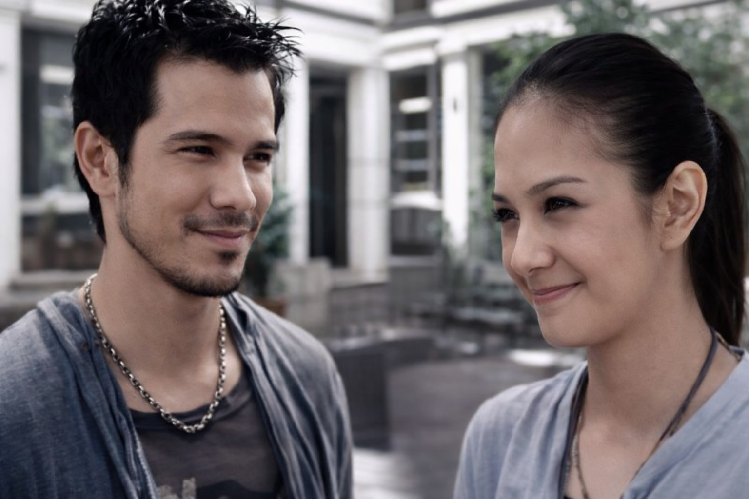 Video Iklan Aurelie Moeremans dan Roby Tremonti viral lagi. Kisah di provider seluler 2008 disebut mirip cerita Buku Broken Strings.
