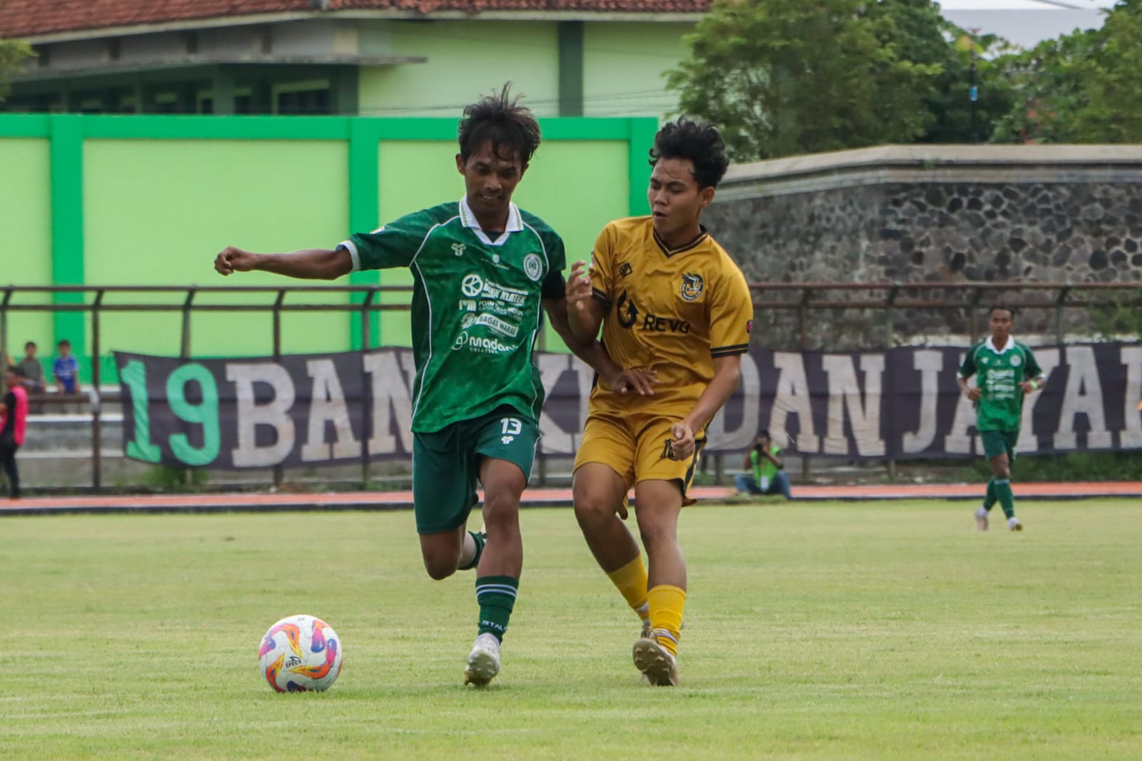 Pertandingan antara PSIK Klaten vs Revo FC Semarang dalam lanjutan Grup B Liga 4 Jateng 2025/2026 di Stadion Trikoyo Klaten. (M. Ihsan/Radar Solo)