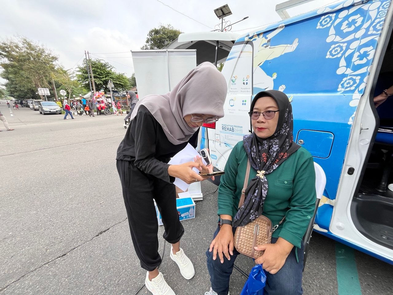Peserta Jaminan Kesehatan Nasional (JKN) saat mengakses layanan BPJS Keliling dalam gelaran Car Free Day (CFD) Kabupaten Boyolali.