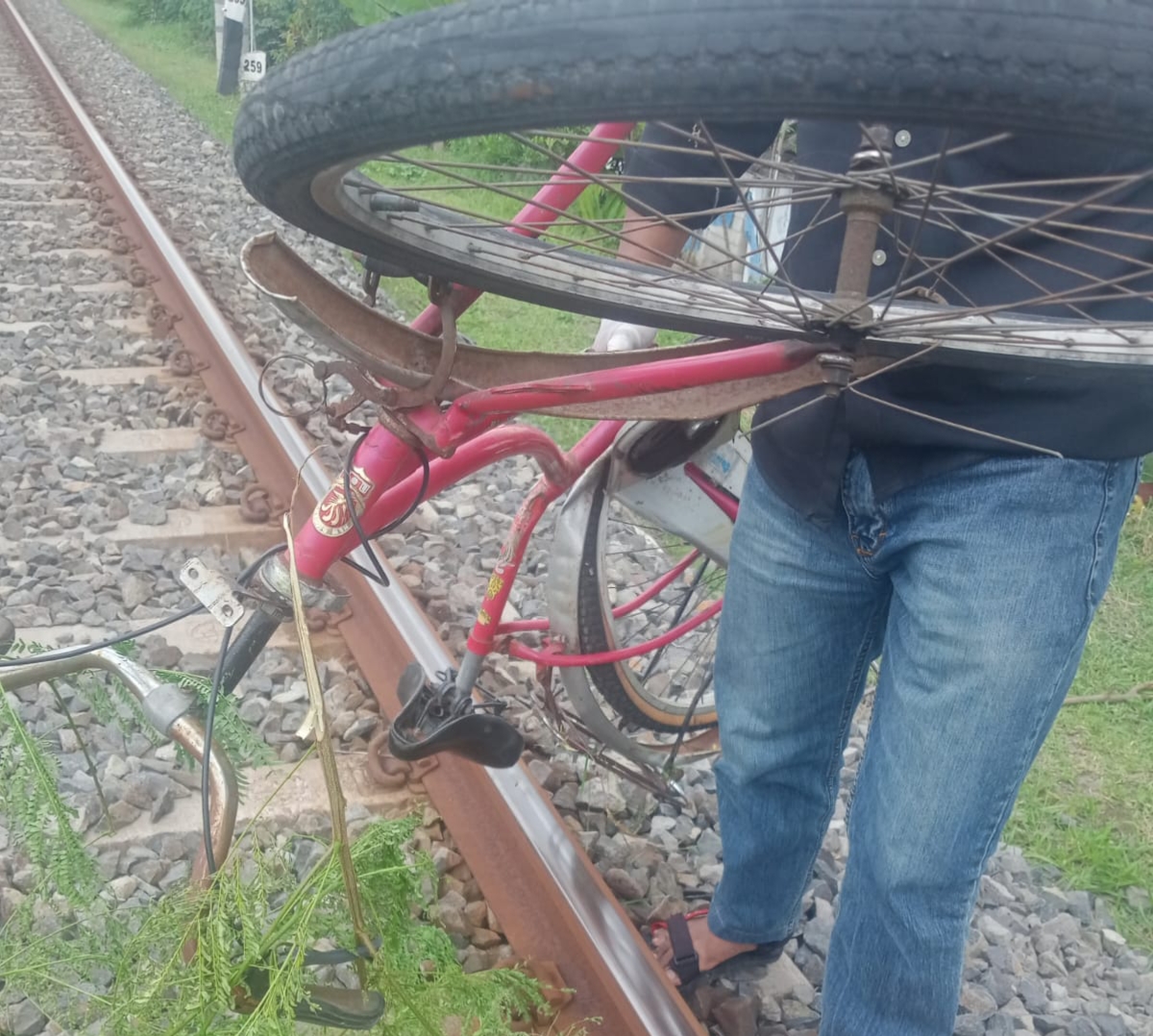 TKP Seorang perempuan tak dikenal tewas setelah tertemper Kereta Api Malioboro Express di perlintasan rel wilayah RT 01 RW 11, Kelurahan Pucangsawit, Kecamatan Jebres, Selasa (13/1) siang.