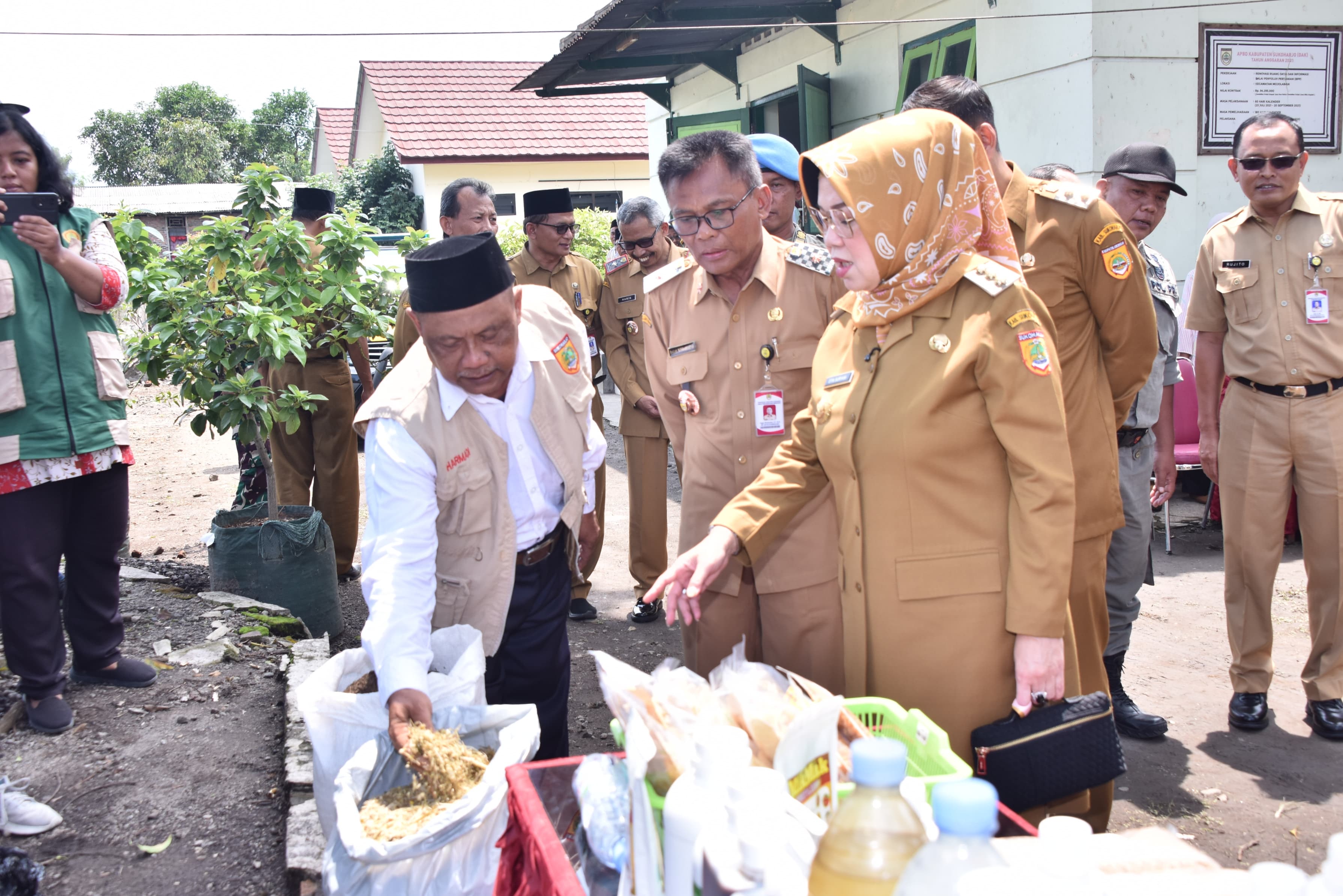 Bupati Sukoharjo Etik Suryani saat kukuhkan Tulodo Petani di Desa Palur, Mojolaban, Selasa (12/1).