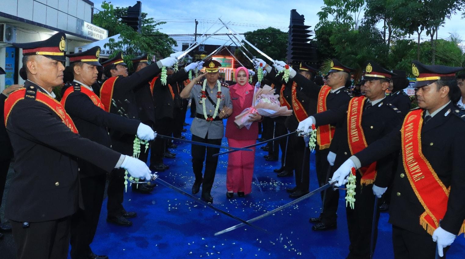 Kapolres Karanganyar yang baru, AKBP Arman Sahti saat penyambutan di mapolres Karanganyar, Senin (13/1/2026). (Rudi Hartono/Radar Solo)