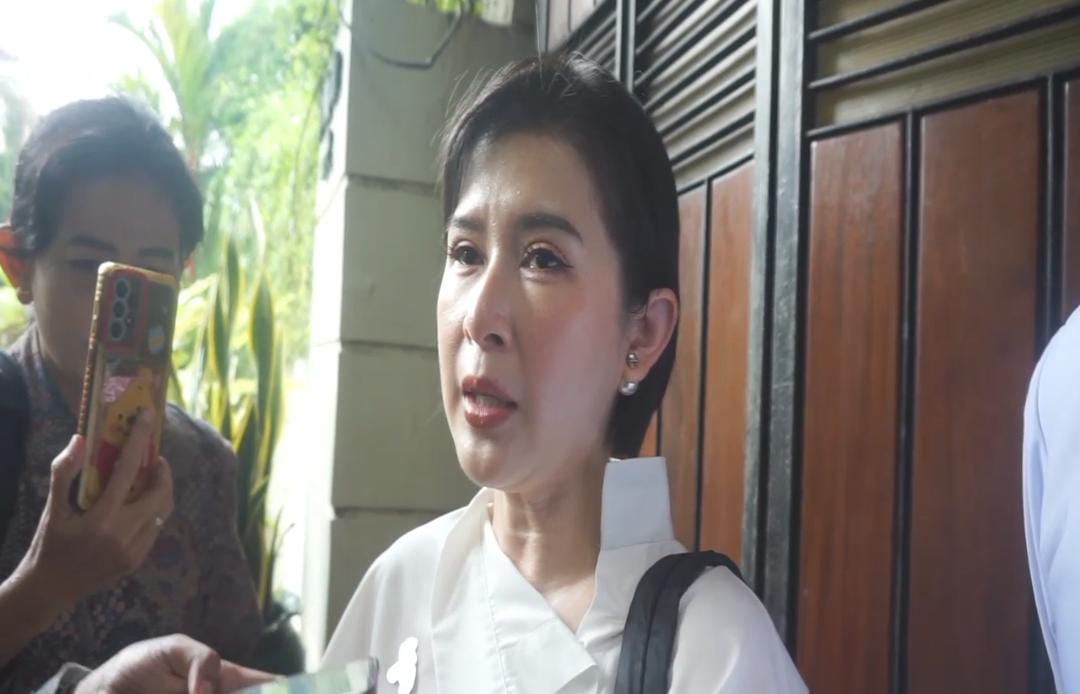 BERI RESPONS: Wakil Ketua Dewan Pembina PSI Grace Natalie memberikan pernyataan ke awak media.