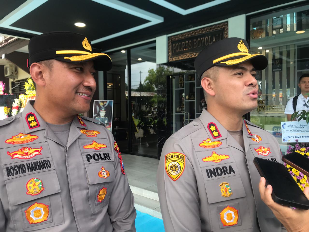 AKBP Indra Maulana Saputra (kanan) resmi jabat Kapolres Boyolali. Sedangkan AKBP Rosyid Hartanto dapat amanah sebagai Wakapolrestabes Surabaya.