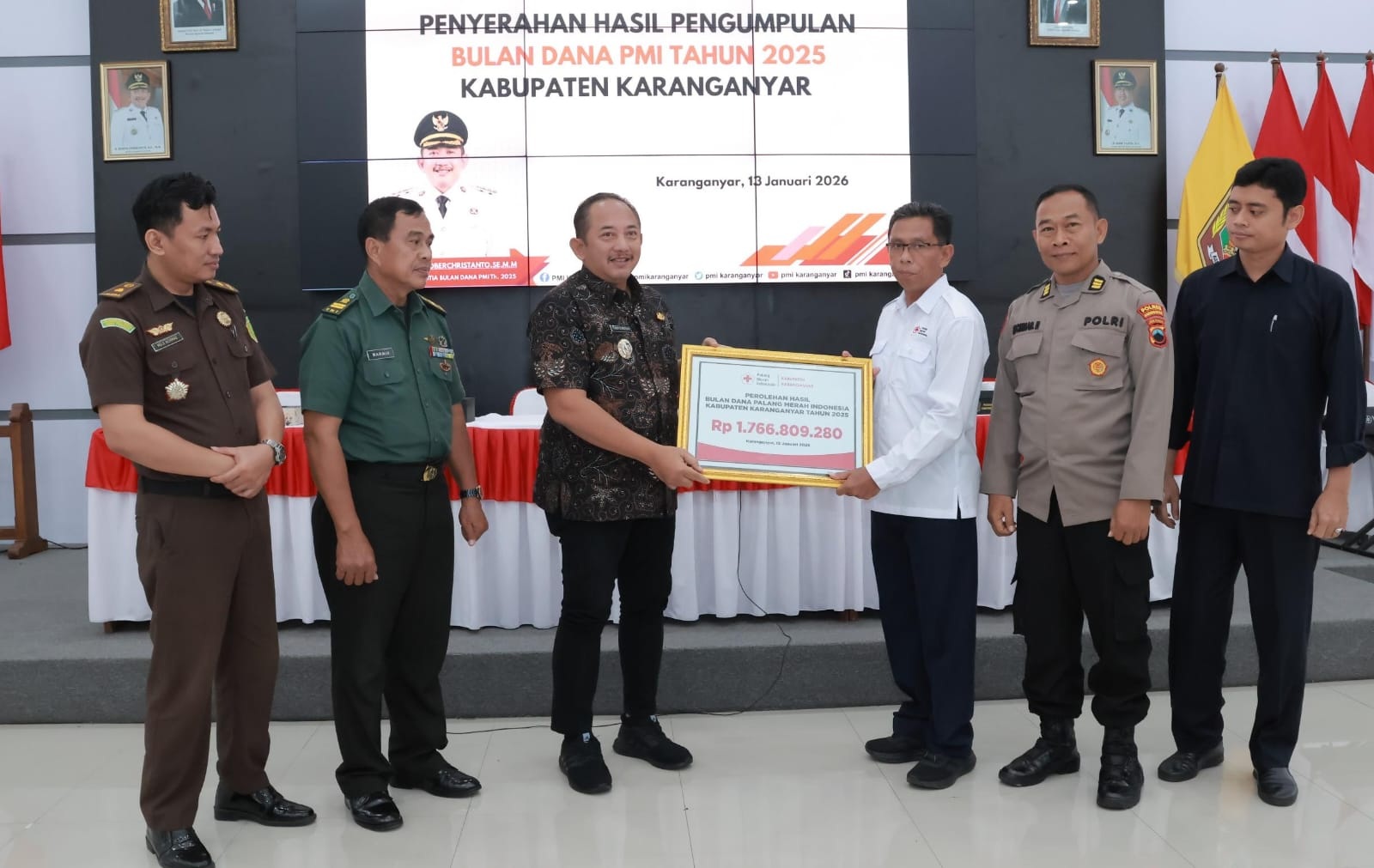 Bupati Karanganyar Rober Christanto menerima laporan hasil dari Bulan Dana PMI, Selasa (13/1/2026) siang. (Rudi Hartono/Radar Solo)