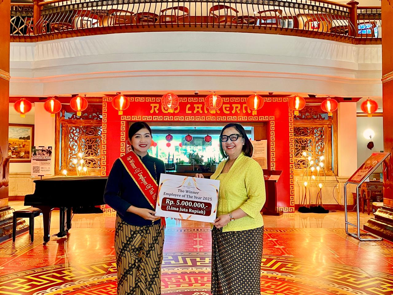 General Manager The Sunan Hotel Solo Retno Wulandari (kanan) menyerahkan apresiasi kepada Arin Arfianti sebagai Employee of the Year 2025.