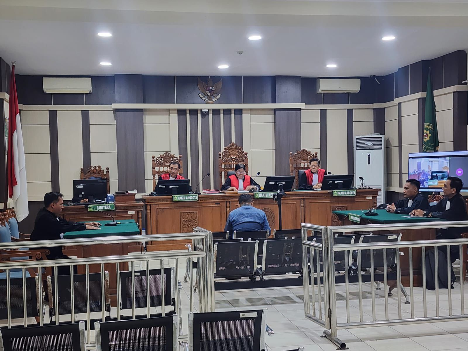Muhajirin, mantan Kades Manggis, Kecamatan Mojosongo, Boyolali duduk di kursi pesakitan Pengadilan Tipikor Semarang untuk mendengarkan vonis hakim, Senin (12/1/2025).